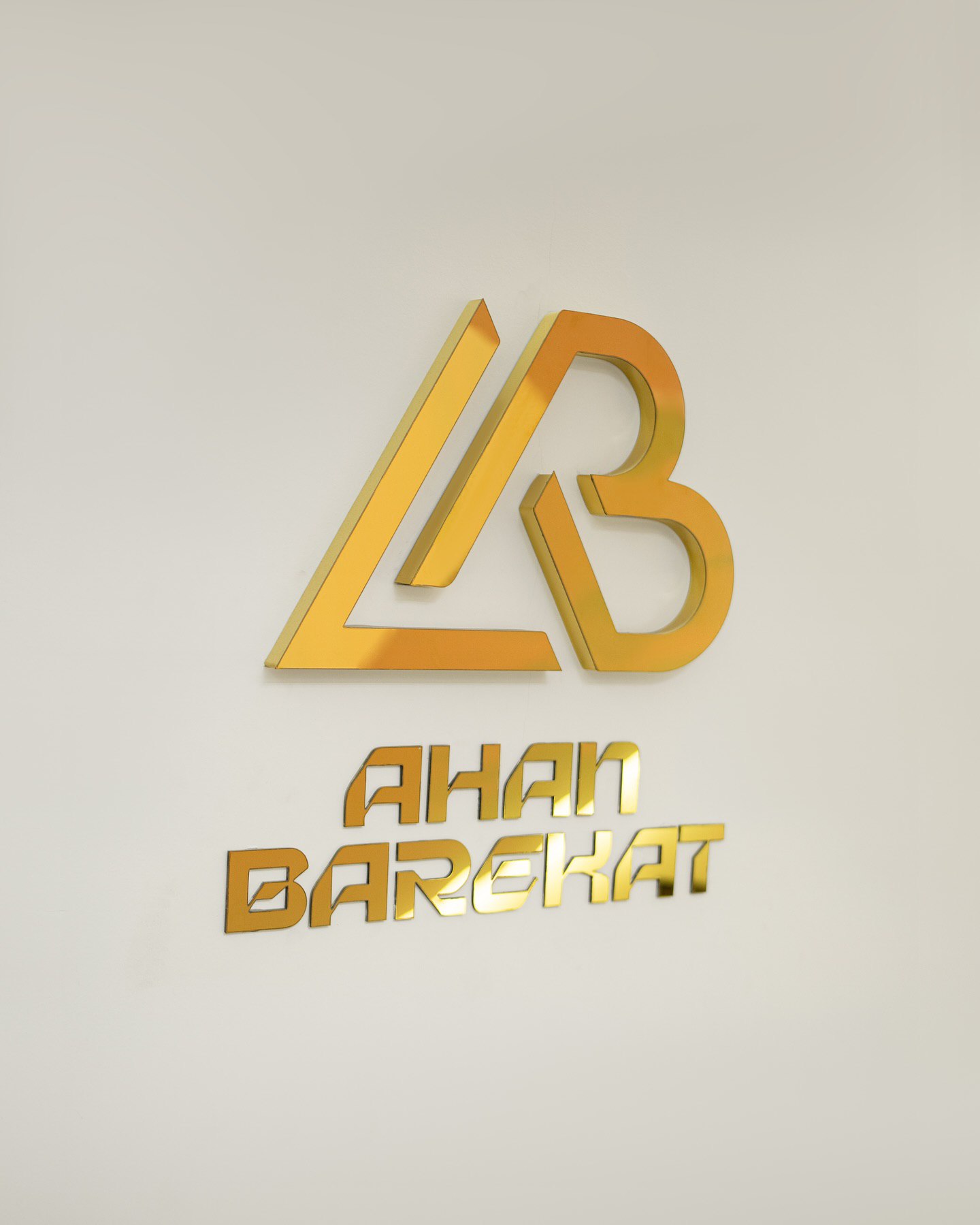 چت‌بات سنا؛ دستیار هوشمند جدید سایت آهن‌برکت با امکانات پیشرفته